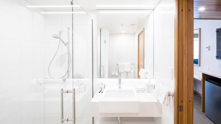 Commodore Premium Twin Bathroom Rm214 01