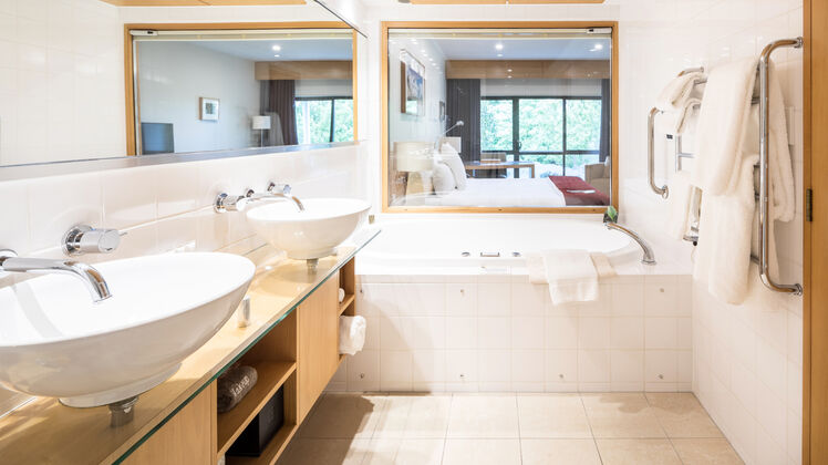 Commodore 171212 Rm335 Spa Bath