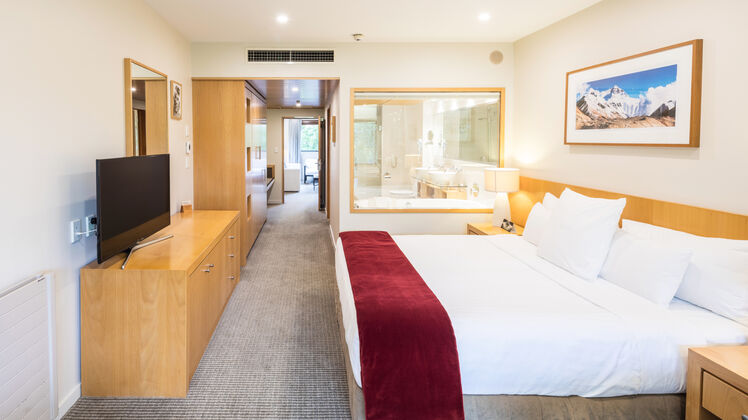 Commodore 171212 Rm335 Hillary Suite